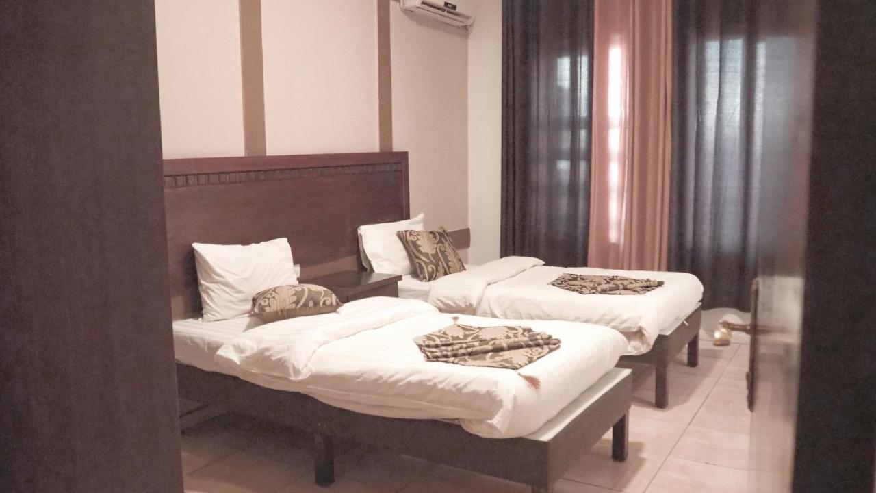 Al Fawanes Hotel Apartments Amman Esterno foto
