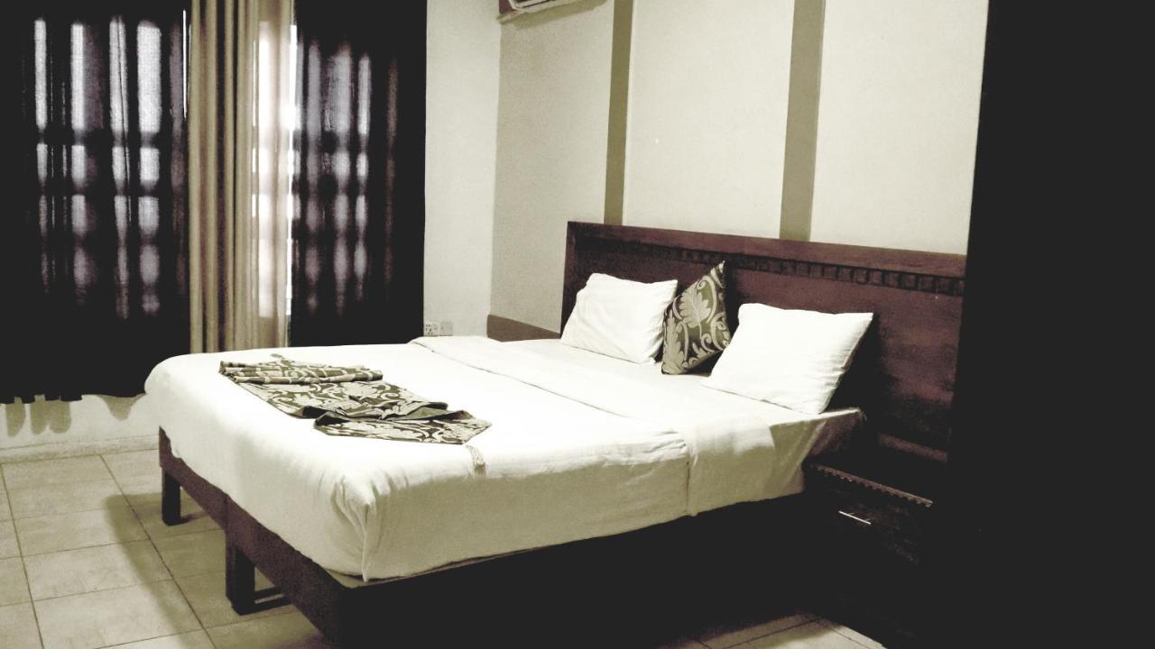 Al Fawanes Hotel Apartments Amman Esterno foto