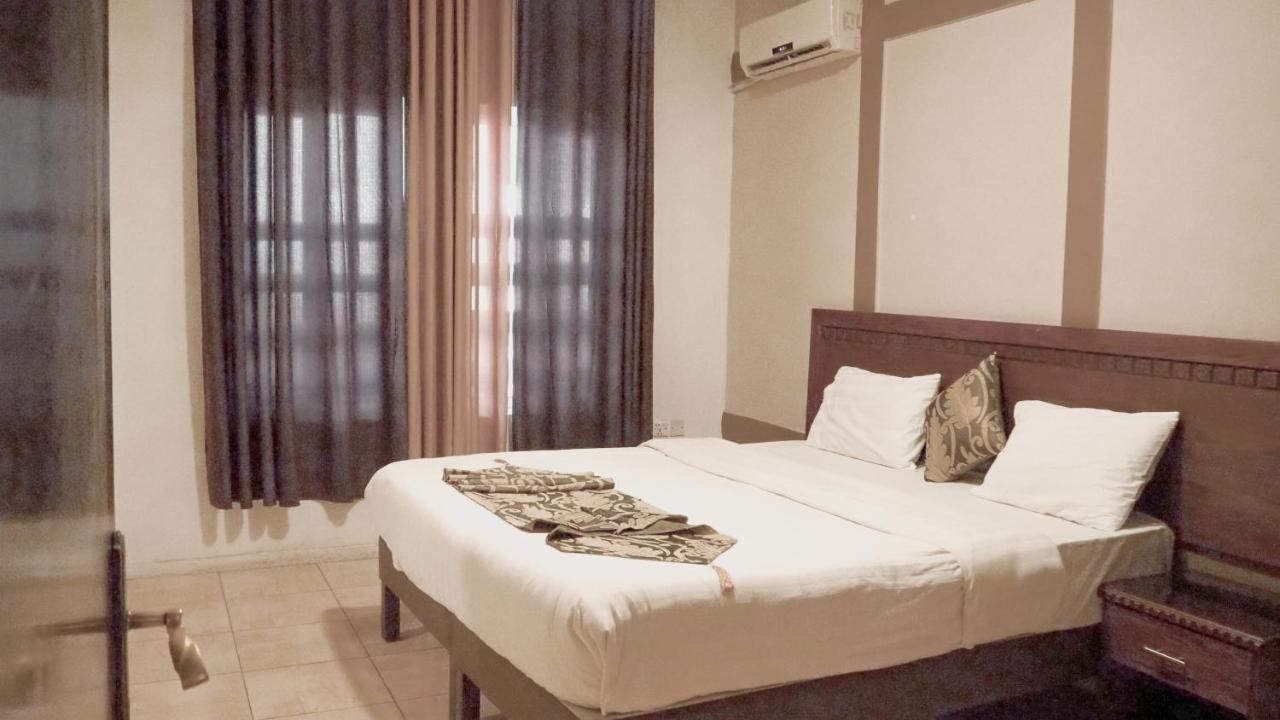 Al Fawanes Hotel Apartments Amman Esterno foto