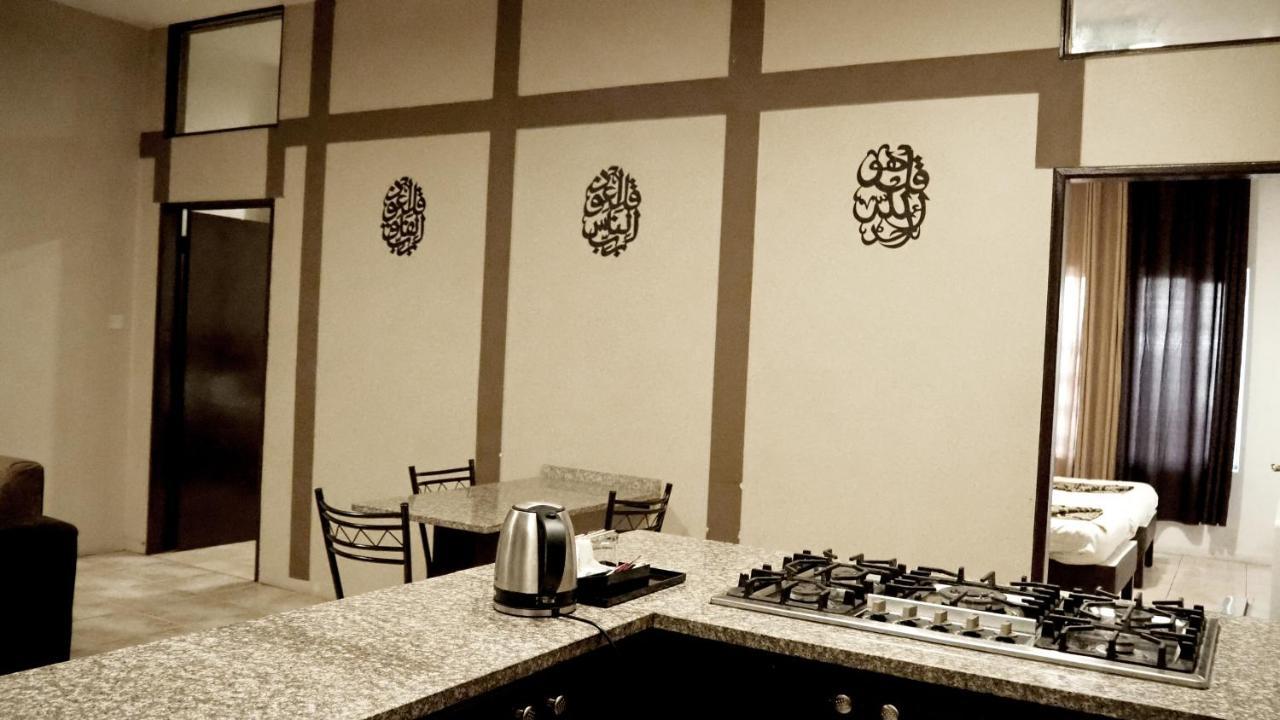 Al Fawanes Hotel Apartments Amman Esterno foto