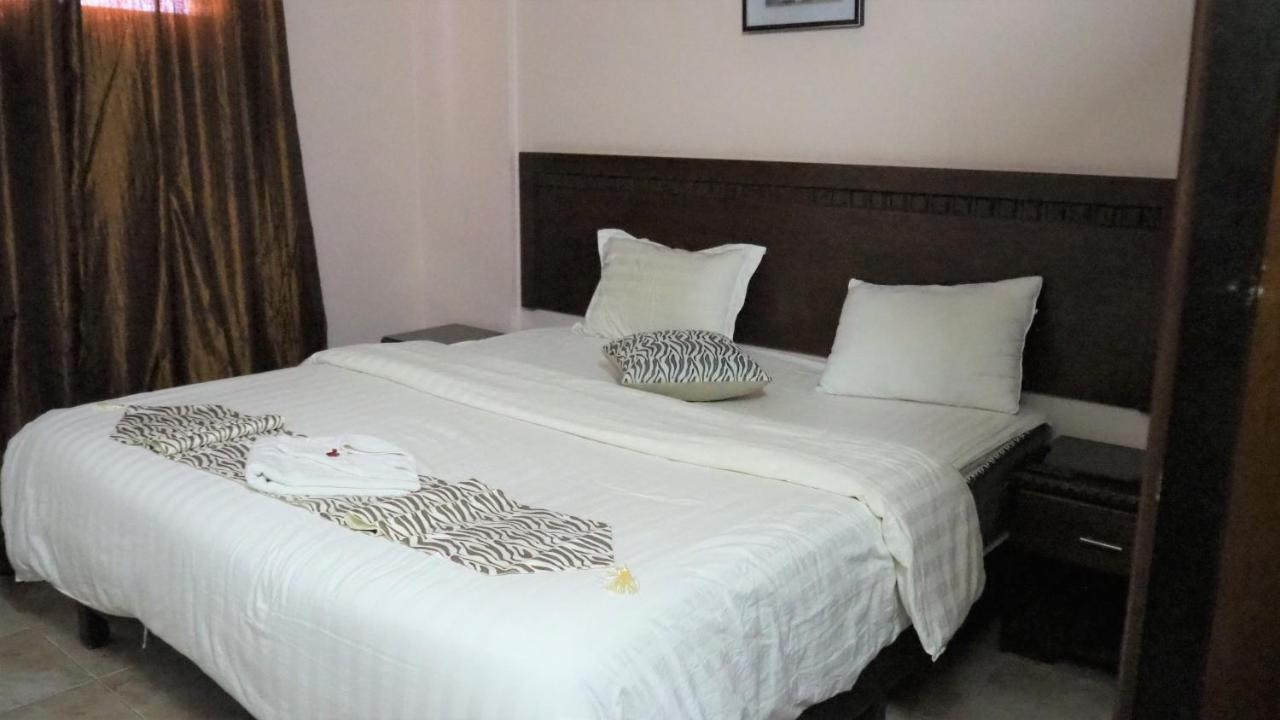 Al Fawanes Hotel Apartments Amman Esterno foto