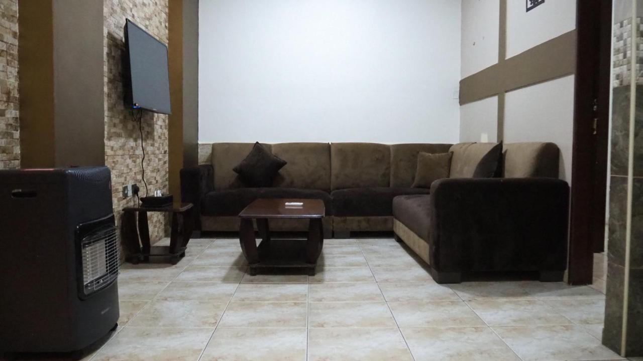 Al Fawanes Hotel Apartments Amman Esterno foto