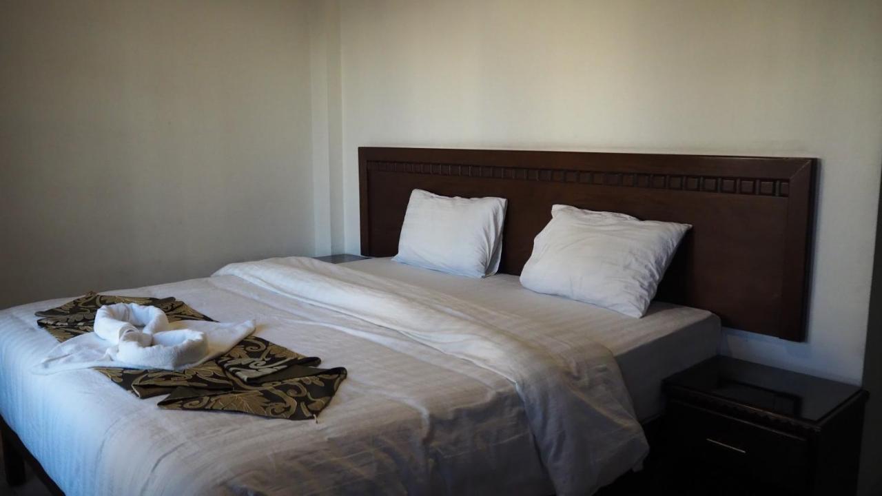 Al Fawanes Hotel Apartments Amman Esterno foto