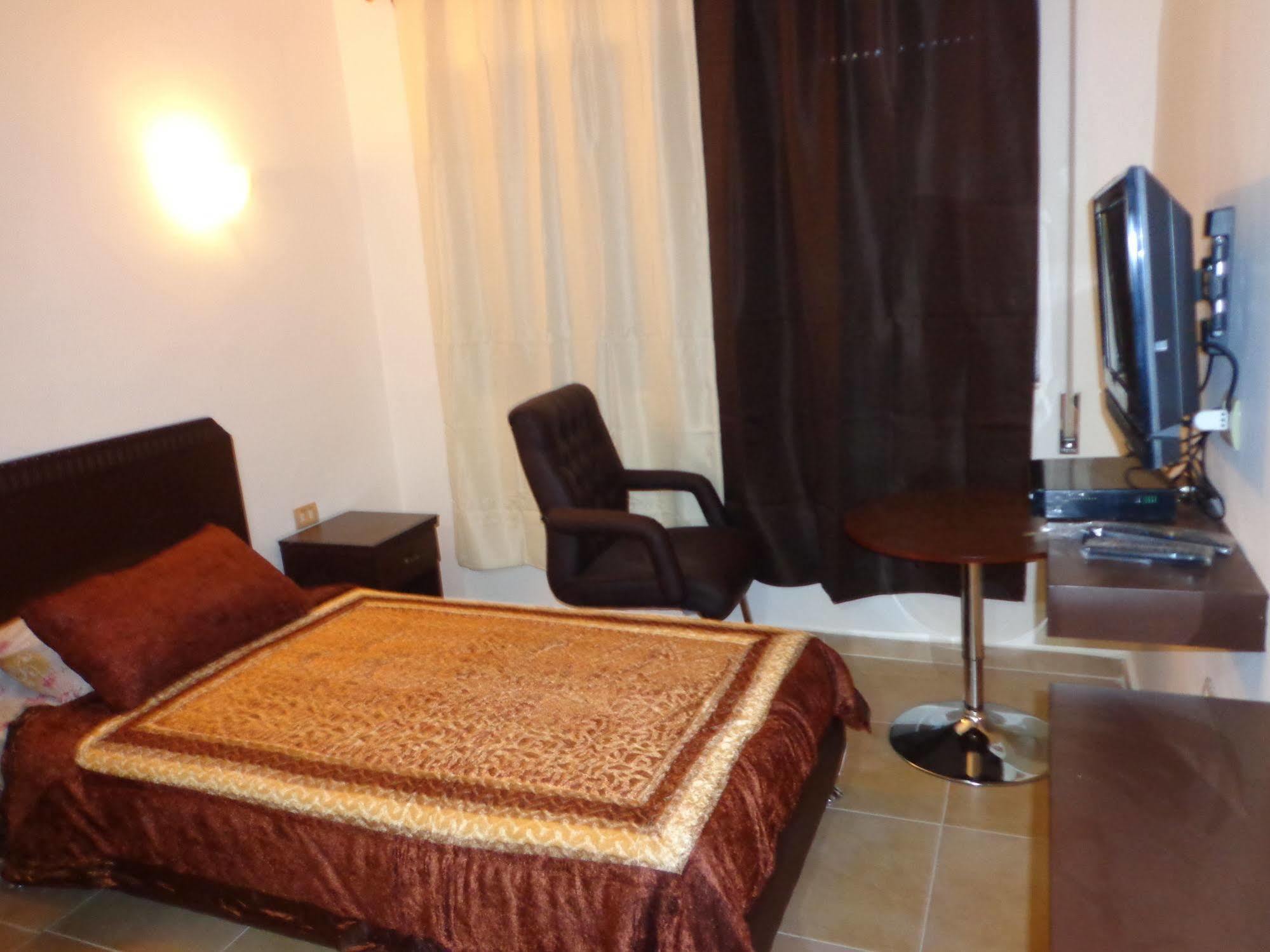 Al Fawanes Hotel Apartments Amman Esterno foto