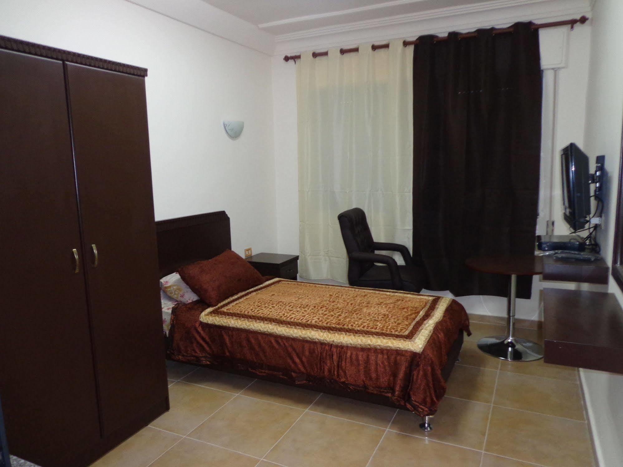 Al Fawanes Hotel Apartments Amman Esterno foto